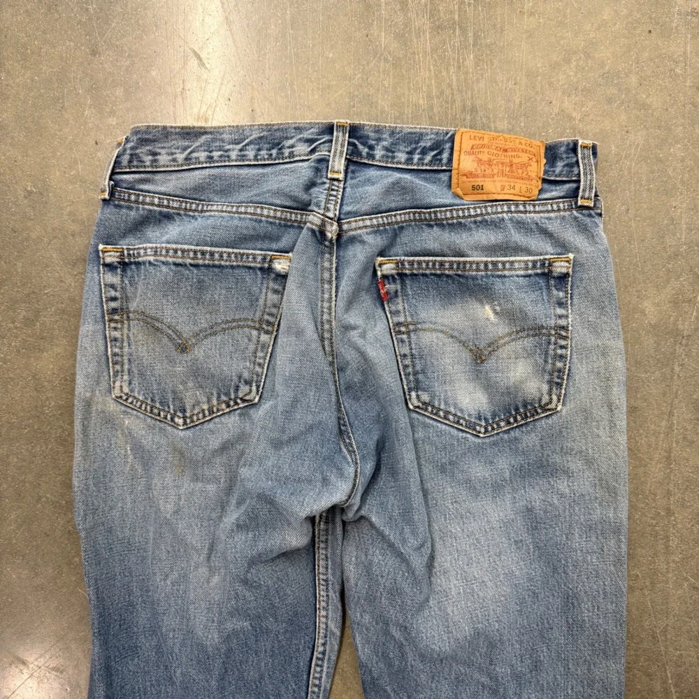 Vintage Levis 501 USA Mens 34x30 Medium Wash Button Fly Straight Leg Denim Jeans